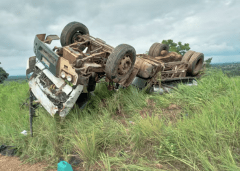 Tragédia em estrada vicinal: caminhão carregado de leite tomba e motorista morre no local