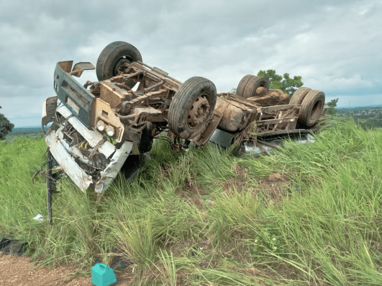 Tragédia em estrada vicinal: caminhão carregado de leite tomba e motorista morre no local