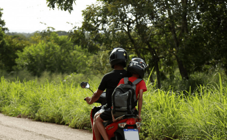 Detran/TO alerta condutores que transportar crianças com menos de 10 anos em motocicletas é infração de trânsito de natureza gravíssima