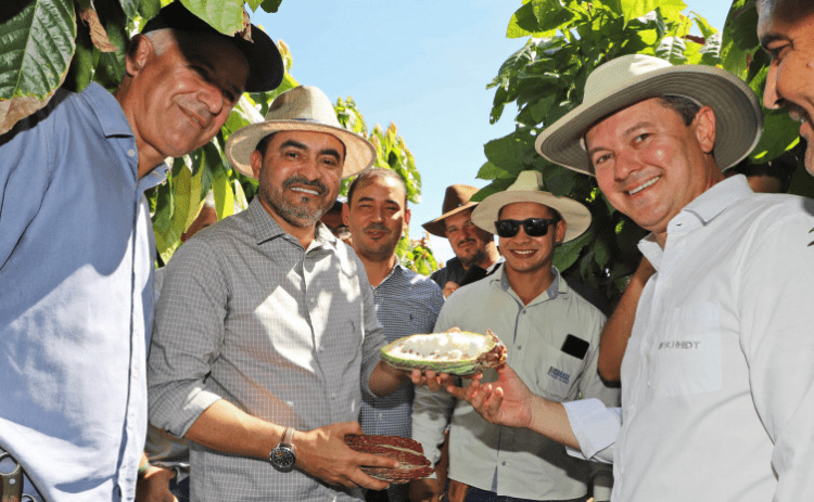 Na Bahia, governador Wanderlei Barbosa analisa inovações para impulsionar a produção de cacau no Tocantins