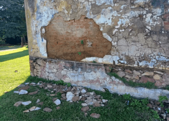 Influencer divulga ‘caça ao tesouro’ e participantes danificam ruínas históricas e praça durante buscas