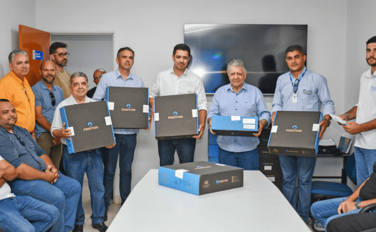 Governo entrega computadores para servidores da Agência de Defesa Agropecuária