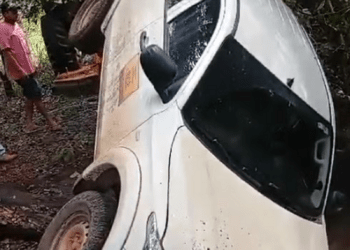 Caminhonete com funcionários do IBGE cai em rio após ponte de madeira quebrar