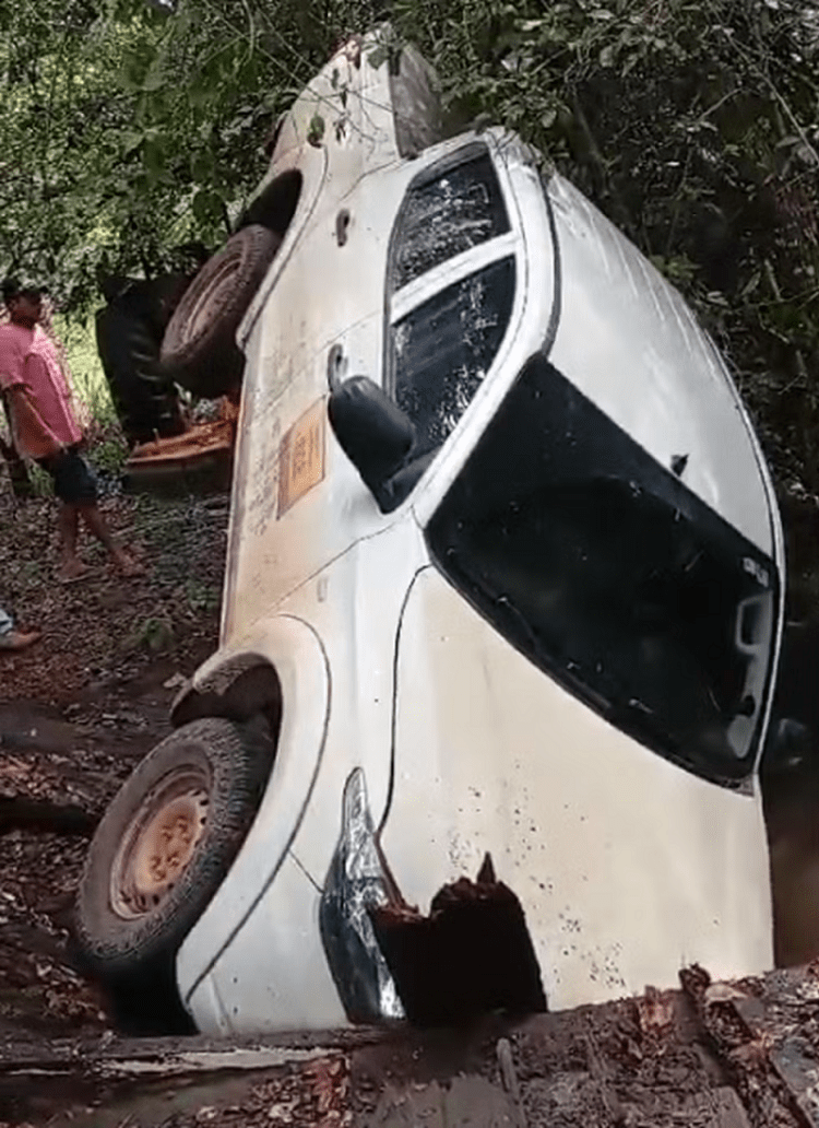 Caminhonete com funcionários do IBGE cai em rio após ponte de madeira quebrar