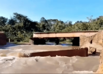 Enchente faz ponte desabar após arrastar aterro e bueiro na Zona Rural de município do sul do Estado