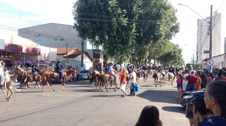 Expo Gurupi: Comitivas desfilam com cavalos e bois durante cavalgada tradicional