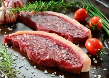 Preços continuam menores que em 2022 e 2023, mas exportação total de carne bovina de abril é a terceira melhor da história em volume