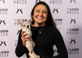 Farmacêutica brasileira que inventou teste de cosméticos sem uso de animais ganha prêmio internacional