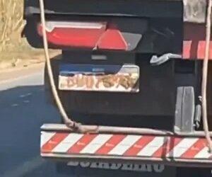 PRF flagra caminhão com placa encoberta por fezes de gado em Figueirópolis na BR-153; Motorista é multado e obrigado a limpar a identificação