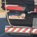 PRF flagra caminhão com placa encoberta por fezes de gado em Figueirópolis na BR-153; Motorista é multado e obrigado a limpar a identificação