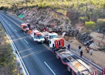 Mulher morre soterrada por soja após carreta capotar na BR-242 próximo a Taquatinga