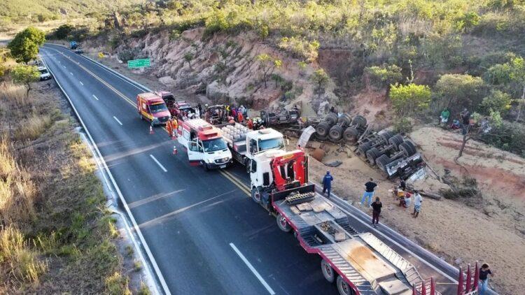 Mulher morre soterrada por soja após carreta capotar na BR-242 próximo a Taquatinga