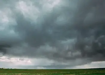 Outubro trará chuvas irregulares ao Centro do Brasil; Matopiba enfrentará queda no nível do solo na 2ª quinzena