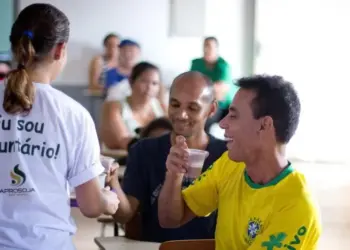 Quais são os benefícios da bebida de soja para a saúde de crianças e idosos?