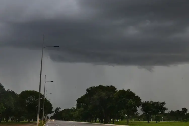 Chuvas e calor intenso marcam o próximo trimestre no país