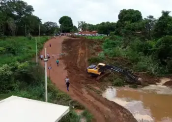 Construção de acessos para balsas começa mais de 20 dias após queda de ponte; operação segue sem previsão