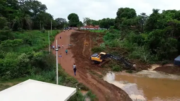 Construção de acessos para balsas começa mais de 20 dias após queda de ponte; operação segue sem previsão