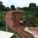 Construção de acessos para balsas começa mais de 20 dias após queda de ponte; operação segue sem previsão