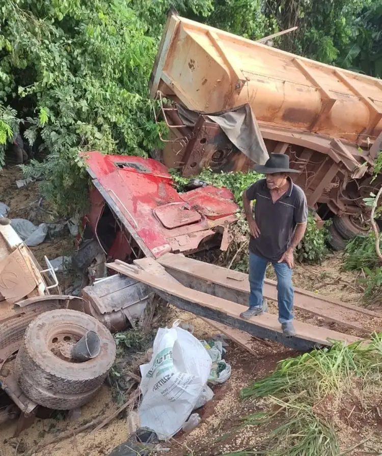 Carreta carregada de soja tomba em ribanceira na zona rural de Juarina após estourar pneu