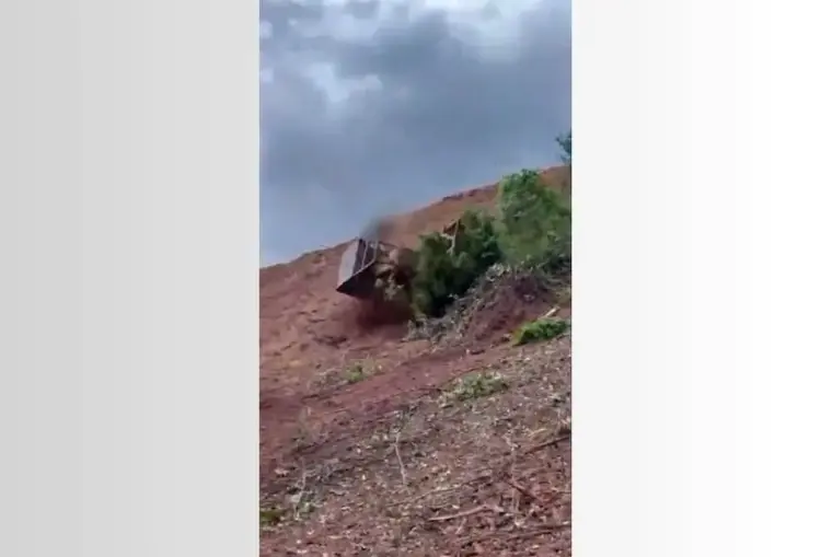 Tratorista morre após capotamento durante remoção de vegetação em ribanceira de rodovia