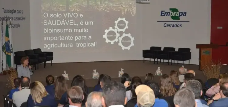 Embrapa Cerrados mostra tecnologias sustentáveis a participantes de evento sobre Non-GMO