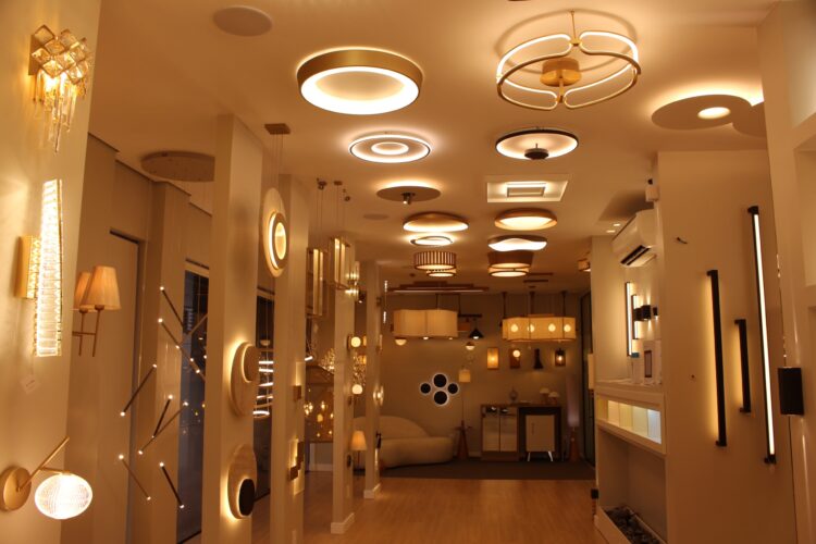 Energia mais cara: iluminação estratégica pode reduzir até 80% do valor da conta