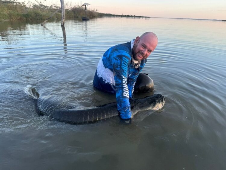 Pirarucu é capturado no Lago de Palmas após intensa disputa de 20 minutos