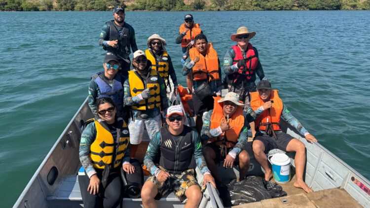 Voluntários retiram cerca de 20 toneladas de lixo do Rio Tocantins em Peixe