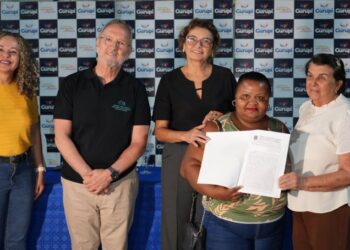 Mais de 430 famílias realizam o sonho da casa própria com entrega de títulos de propriedade pelo Estado