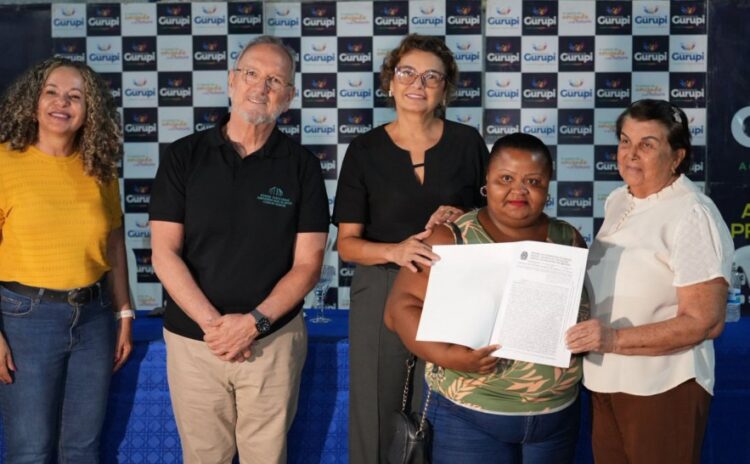 Mais de 430 famílias realizam o sonho da casa própria com entrega de títulos de propriedade pelo Estado