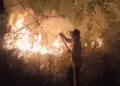 Multa de R$ 6 mil: homem é autuado por incêndio criminoso e obstrução do combate ao fogo