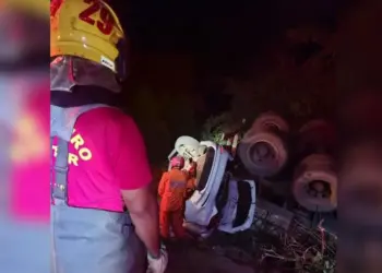 Mulher morre soterrada após carreta de soja tombar na TO-280 entre Almas e Natividade