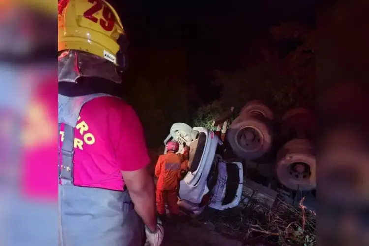 Mulher morre soterrada após carreta de soja tombar na TO-280 entre Almas e Natividade