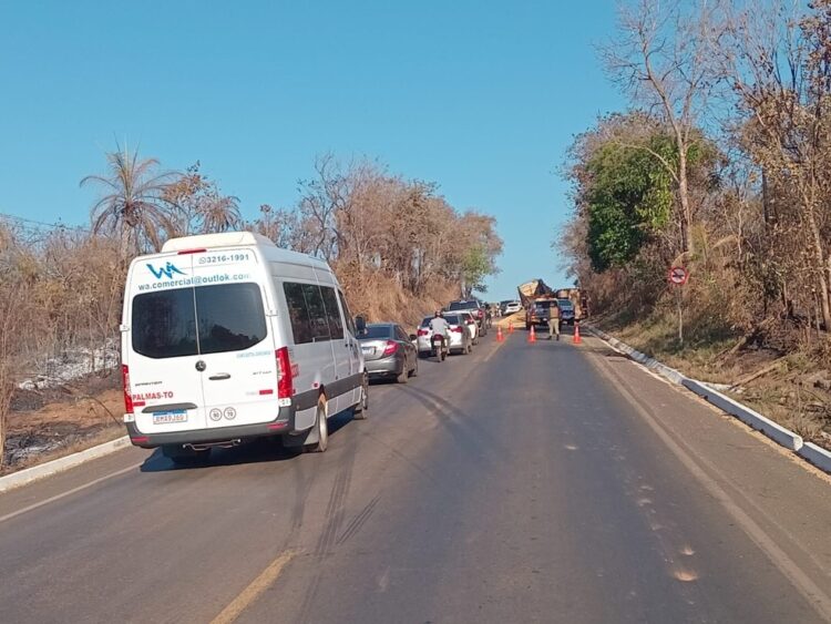 Caminhão que levava carga de milho para o Terminal Integrador Porto Nacional tomba na TO-080