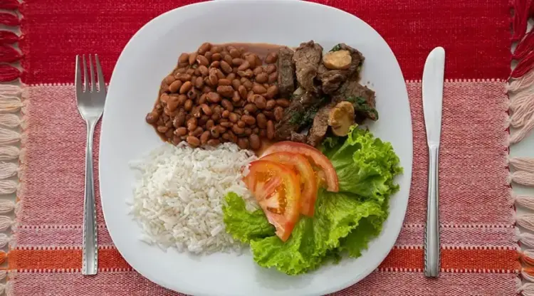 Arroz e feijão ganham campanha de marketing para voltar ao prato do brasileiro