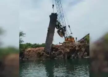 Caminhão com carga de agrotóxicos é retirado de rio após desabar de ponte entre Tocantins e Maranhão