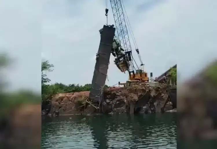 Caminhão com carga de agrotóxicos é retirado de rio após desabar de ponte entre Tocantins e Maranhão