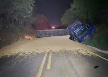 Acidente entre carro e caminhão carregado de grãos na TO-080 deixa homem morto e mulher ferida; rodovia é bloqueada