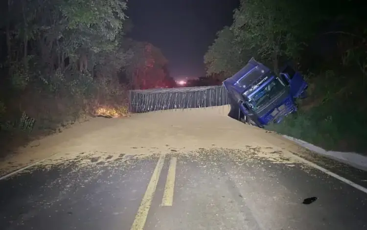 Acidente entre carro e caminhão carregado de grãos na TO-080 deixa homem morto e mulher ferida; rodovia é bloqueada