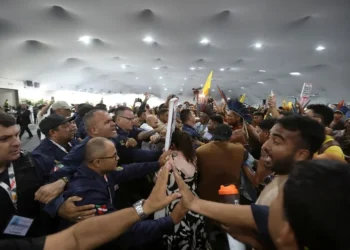 Confusão marca segundo dia da COP30: protesto deixa feridos e bloqueia saída na blue zone