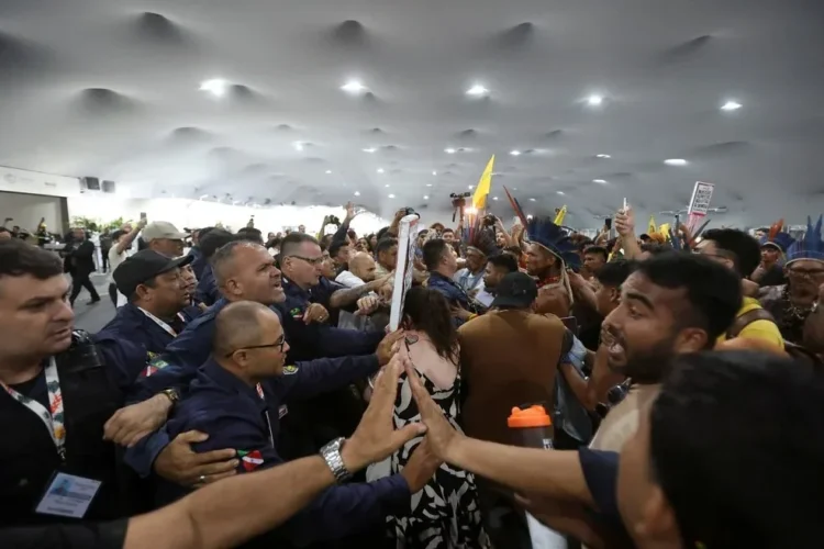 Confusão marca segundo dia da COP30: protesto deixa feridos e bloqueia saída na blue zone