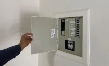 Pequenas reformas e manutenções residenciais no fim do ano exigem cuidados com rede elétrica para evitar acidentes