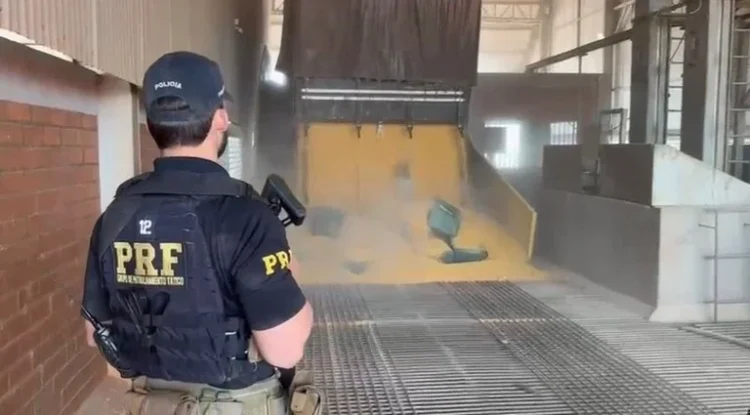PRF intercepta caminhão com carga de milho e apreende quase meia tonelada de cocaína no norte do Tocantins