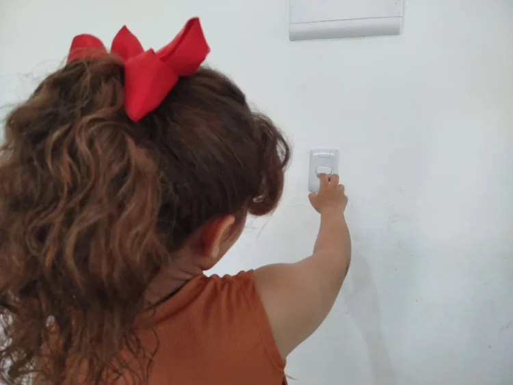 Férias escolares exigem atenção redobrada para evitar acidentes com eletricidade envolvendo crianças