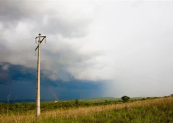 Manuseio inadequado de máquinas agrícolas e cercas elétricas durante chuvas aumenta risco de acidentes no campo