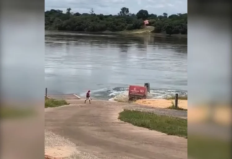 Carreta perde controle, desce ladeira e cai em rio na região noroeste do Tocantins