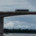 Carreta desrespeita restrição e passa por ponte limitada a veículos de até seis eixos na BR-230