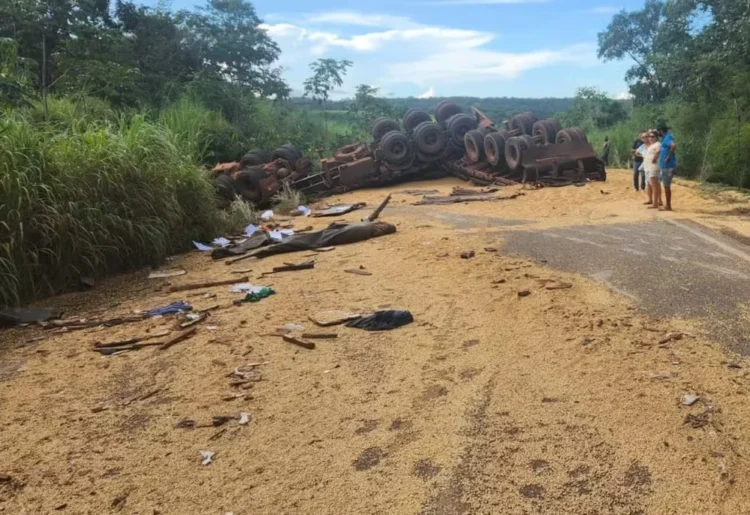 Colisão entre caminhões na TO-455 deixa um morto e espalha carga na pista