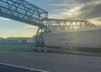 Passarela na BR-153, em Gurupi, é interditada após colisão com caminhão; tráfego é desviado e não há prazo para liberação