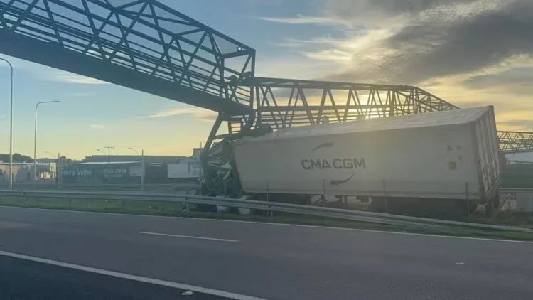 Passarela na BR-153, em Gurupi, é interditada após colisão com caminhão; tráfego é desviado e não há prazo para liberação